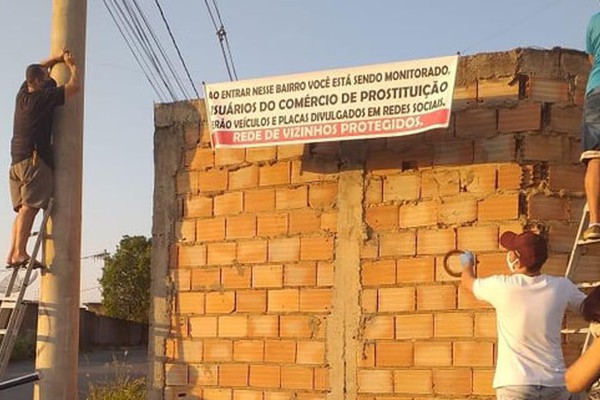 Moradores instalam faixas em bairros para informar que vão denunciar clientes de prostituição