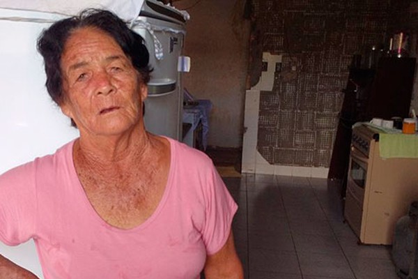 Com ameaça de despejo, moradora de prédio inacabado pede ajuda para ter casa própria em Patos de Minas