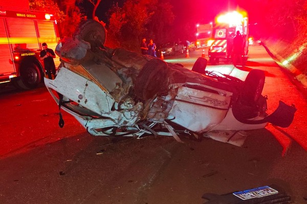 Motorista foge após acidente que deixou 5 pessoas feridas e carro capotado na BR 365
