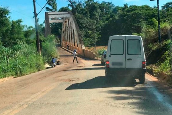 Veículos circulam pela Ponte do Arco após forte redução da enchente, mas local segue interditado