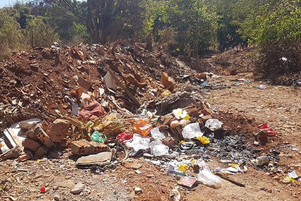 Área desocupada para abrigar o Parque Ecológico do Rio Paranaíba é feita de depósito de lixo