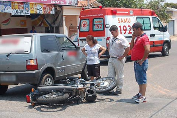 Motociclista é encaminhado para o hospital após acidente com carro no Bairro Brasil