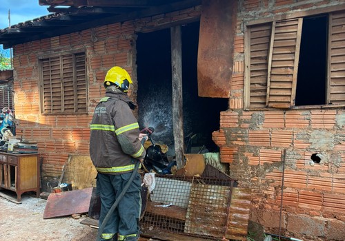 Homem ateia fogo na própria casa e mobiliza Polícia Militar e Bombeiros em Patos de Minas