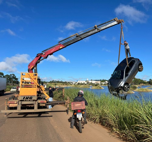 Motorista perde o controle da direção na MG 235 e carro vai parar dentro de represa em São Gotardo