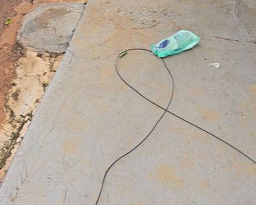 Motociclista é derrubado por cabo de fibra óptica no bairro Jardim América; vídeo mostra o acidente