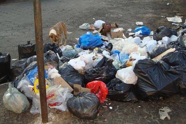 Desrespeito de comerciantes faz nascer um lixão bem no centro da cidade