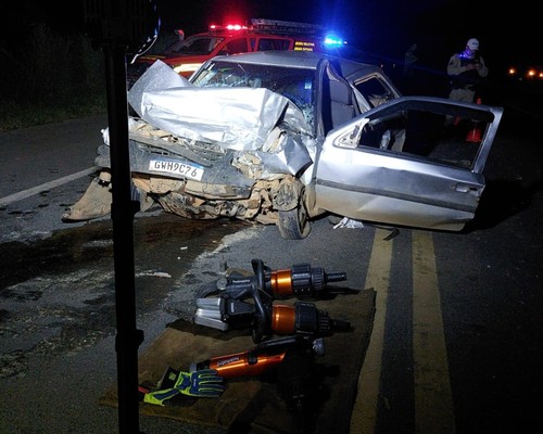 Motorista fica preso às ferragens após bater em carreta na BR 146; dois passageiros também se feriram
