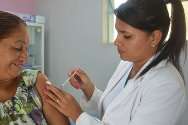 Campanha de vacinação começa a todo vapor em Patos de Minas; a meta é imunizar 40 mil pessoas