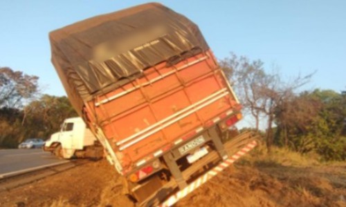 Caminhão foge após provocar acidente com carreta durante ultrapassagem na MGC-354