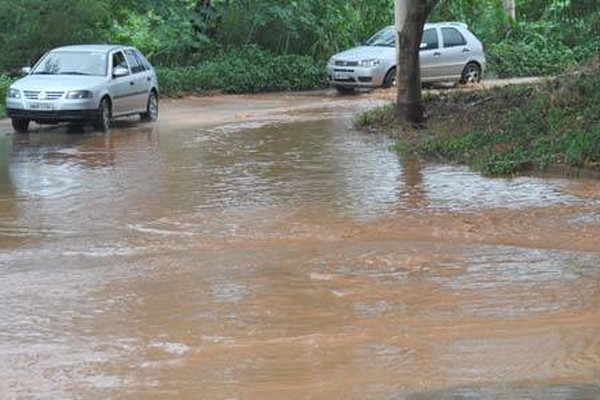 Chuva forte do fim do dia alaga diversas ruas e avenidas em Patos de Minas