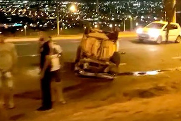 Veículo capota e para com as rodas para cima em acidente na avenida Marabá em Patos de Minas