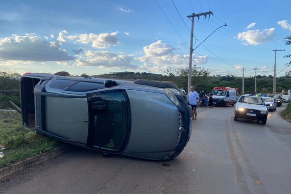 Veículo para tombado e duas motoristas ficam feridas em acidente próximo à Ponte do Arco