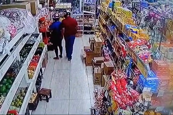 Vídeo mostra homem passando a mão e assediando mulher em supermercado de Patos de Minas