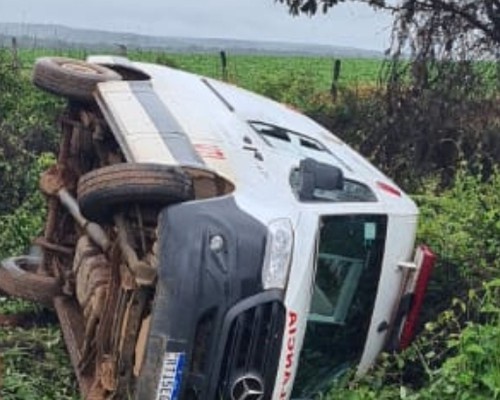 Ambulância da Prefeitura de Varjão de Minas capota durante deslocamento para socorrer vítimas na BR 365