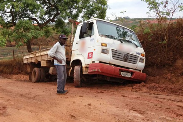Caminhão de entrega fica atolado no barro em estrada vicinal de Patos de Minas