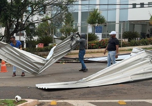 Prefeitura realiza força-tarefa no domingo para minimizar impactos da tempestade