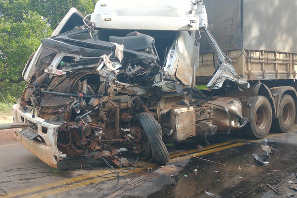 Acidente com carretas fechou o trânsito na MG 410 por horas e deixou motorista gravemente ferido