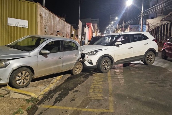 Motorista perde o controle e acerta veículo parado na rua Teófilo Otoni, em Patos de Minas