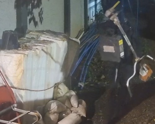 Imagens mostram homem furtando ferramentas de floricultura no bairro Alto Caiçaras em Patos de Minas