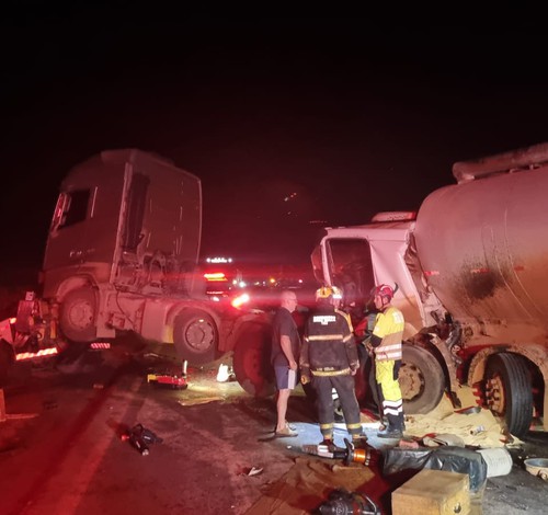 Grávida de 6 meses morre e crianças e motoristas ficam feridos em trágico acidente com 4 veículos de carga na BR 365