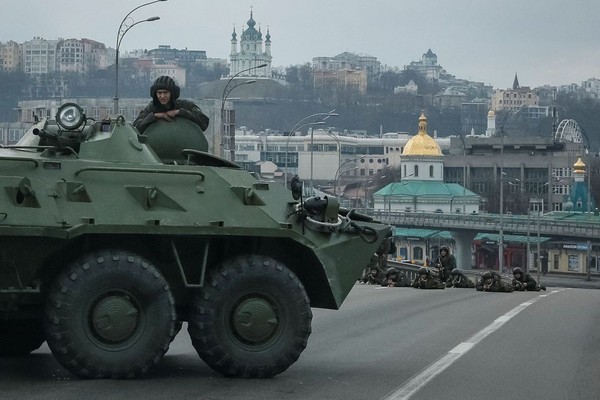 Invasão russa completa hoje um mês e expõe uma Ucrânia devastada