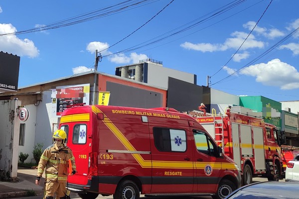 Curto-circuito em fiação no Centro de Patos de Minas mobiliza o Corpo de Bombeiros