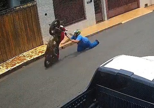 Motociclista empina moto perto de crianças e acaba caindo em Lagoa Formosa; veja vídeo