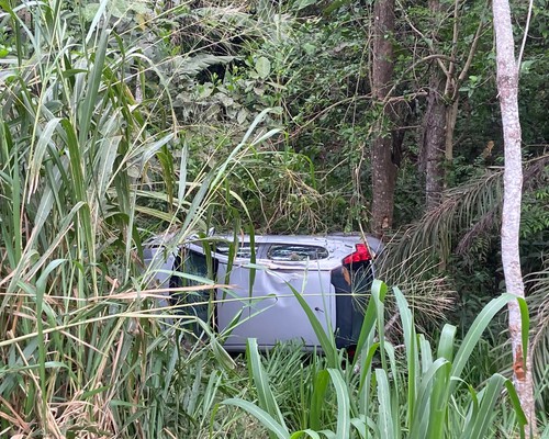 Carro capota em ribanceira de cerca de 10 metros e motorista sai praticamente ileso em Patos de Minas