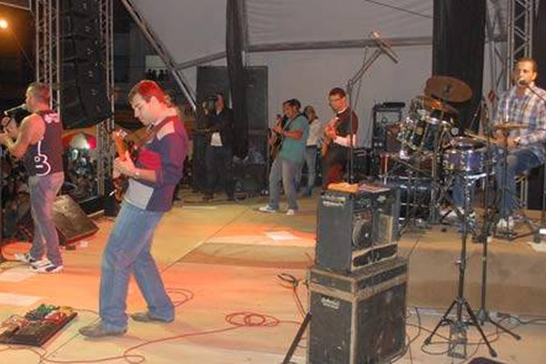 Rock e sertanejo levantam o público na noite desse sábado na Praça do Fórum