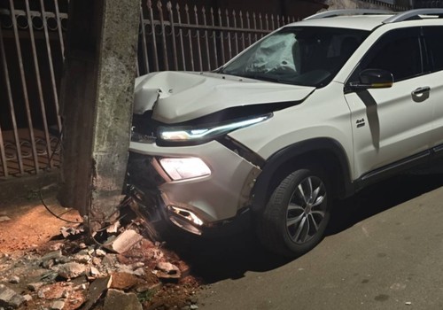 Motorista dorme ao volante, bate  violentamente contra poste em Avenida de Patos de Minas e acaba preso por embriaguez