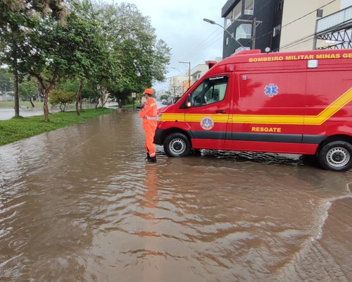 Chuva intensa causa alagamentos e diversos transtornos em Patos de Minas