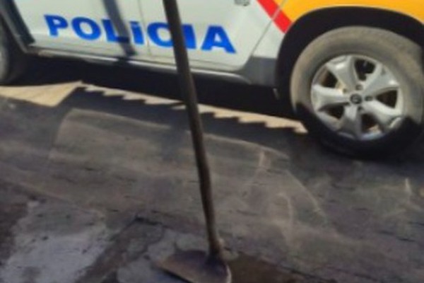 Homem pula muro de obra, furta carrinho de mão e enxada, mas acaba preso