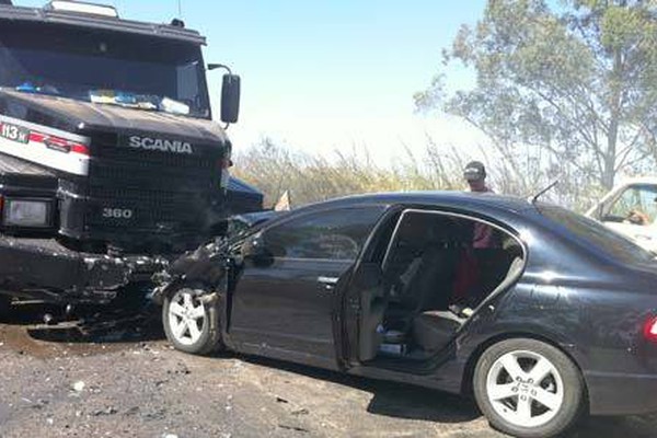 Motorista ignora fumaça na pista e se envolve em grave acidente na BR 365