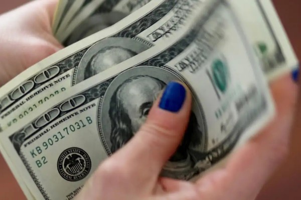Mercado espera que dólar caia para R$ 5,20 até o fim do ano