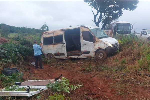 Van que levava trabalhadores de empresa capota na MG 188 e deixa pelo menos 9 feridos em Patrocínio