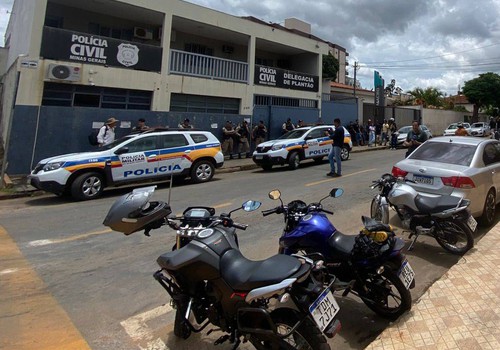 Motorista confessa que bateu em entregador de forma intencional após ter sido xingado; o carro seria clonado