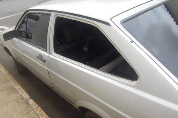 Imagens mostram ousadia de ladrão arrombando carro no centro de Patos de Minas