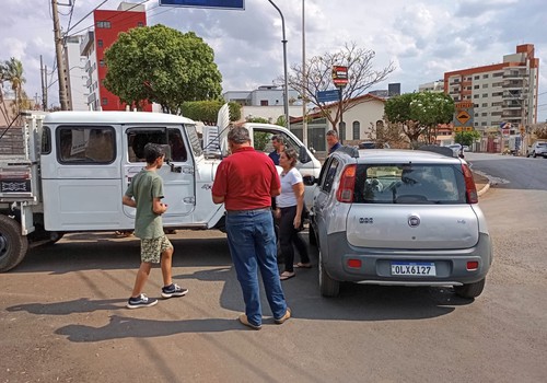 Bandeirante estacionada perde o freio e atinge lateral de carro no centro de Patos de Minas