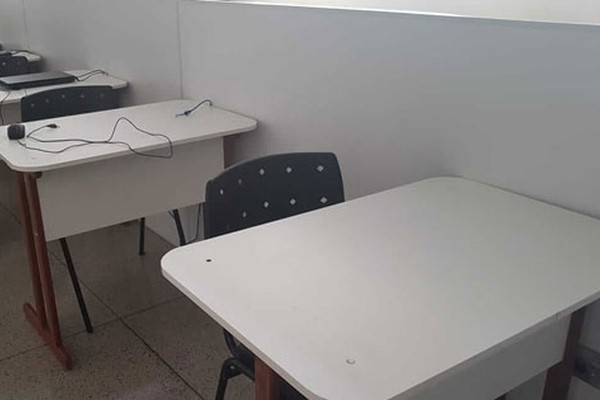 Ladrões arrombam escola em Patos de Minas e levam notebooks do laboratório de informática