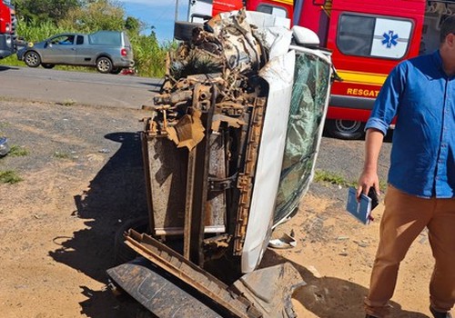 Veículo para tombado após ser atingido por outro carro na BR 365 e mobiliza Bombeiros e Samu