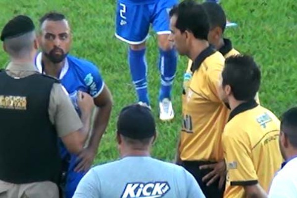 Jogador da URT diz que árbitro o chamou de macaco durante jogo em Patos de Minas