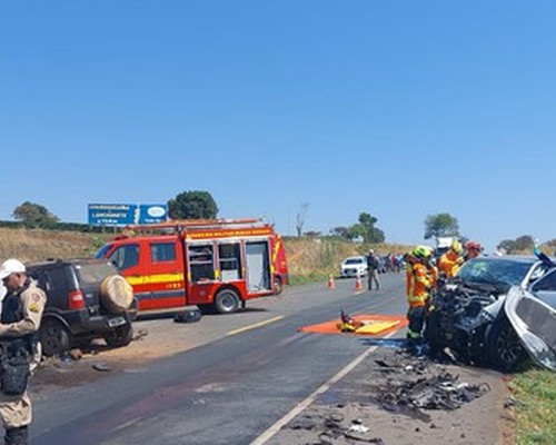 Motorista morre e casal fica ferido após carro e caminhonete baterem de frente na BR354