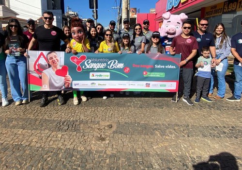 Blitz solidária conscientiza motoristas e pedestres sobre a importância da doação de sangue em Patos de Minas