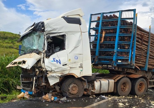 Grave acidente entre duas carretas mobiliza equipes do Samu e Bombeiros na BR 365, em Patos de Minas