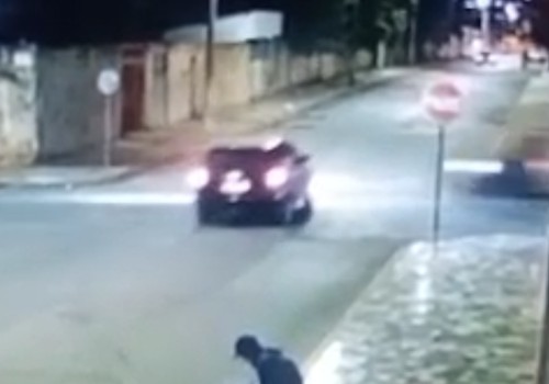 Motociclista fica gravemente ferido após bater em carro que avançou parada obrigatória em Carmo do Paranaíba; veja vídeo