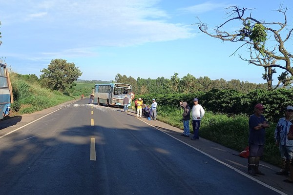Dois ônibus com trabalhadores rurais batem na MG 230 e um motorista acaba preso