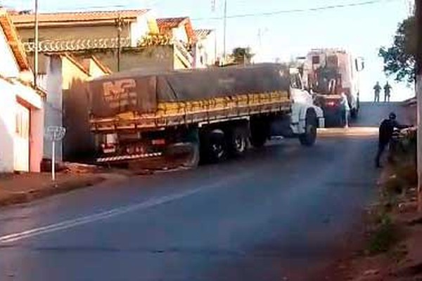 Mais um caminhão não consegue subir o morro da rua Vereador João Pacheco e volta de ré