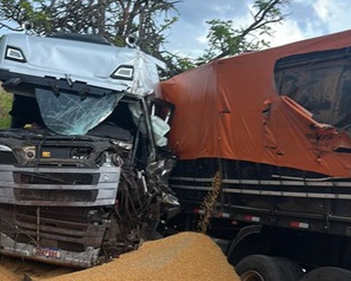 Carretas batem de frente e interditam totalmente a BR354 entre Carmo e Rio Paranaíba