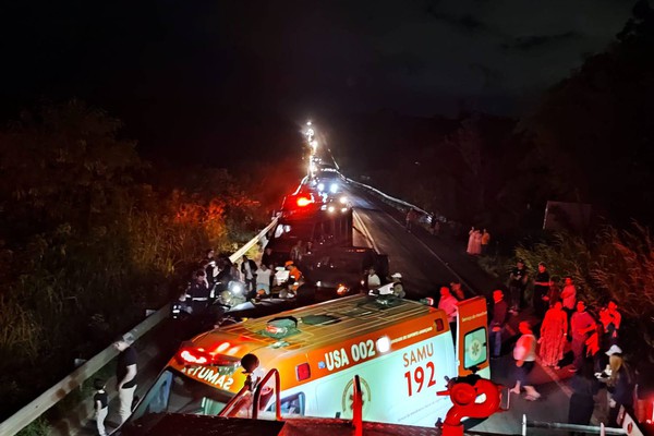 Batida entre dois veículos deixa pelo menos 4 pessoas feridas e mobiliza equipes de resgate na BR-352
