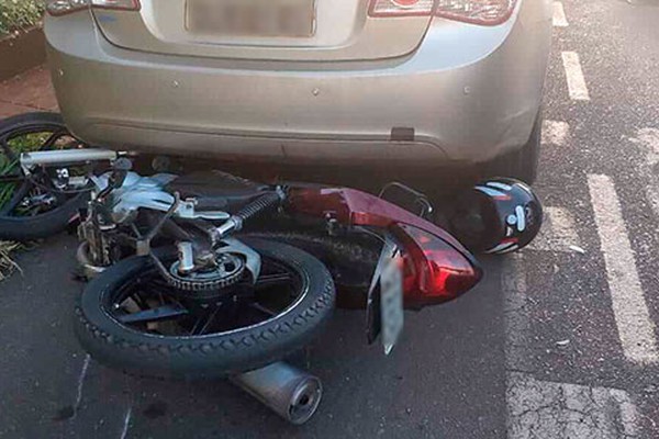 Moto vai parar debaixo de carro e condutor fica ferido em acidente com 4 veículos no centro
